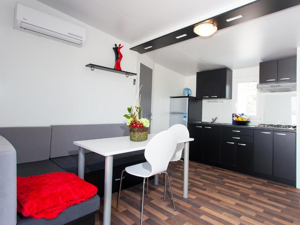 Camping Adria Mobile Homes In Camping Kastanija Novigrad (Istria) Quarto foto