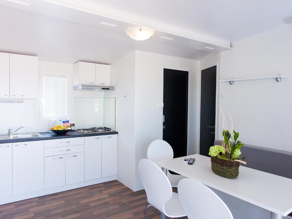 Camping Adria Mobile Homes In Camping Kastanija Novigrad (Istria) Quarto foto